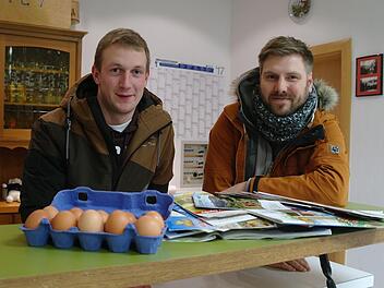 Jörg Schäfer-Wirsing (rechts) hat ein Konzept zur Nahversorgung und Direktvermarktung in Motten auf die Beine gestellt. Tobias Bayer, der in Motten zwei Hühnermobile und in Rothemann bereits einen Verkaufsautomaten betreibt, musste er für einen Verkaufsstand in Motten nicht überzeugen.  Stephanie Elm