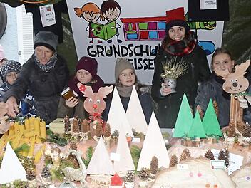 Die Grundschule bot beim Weihnachtsmarkt Honig aus eigener Bienenzucht und selbst gebastelte Geschenkartikel an. Foto: K.-H. Hofmann