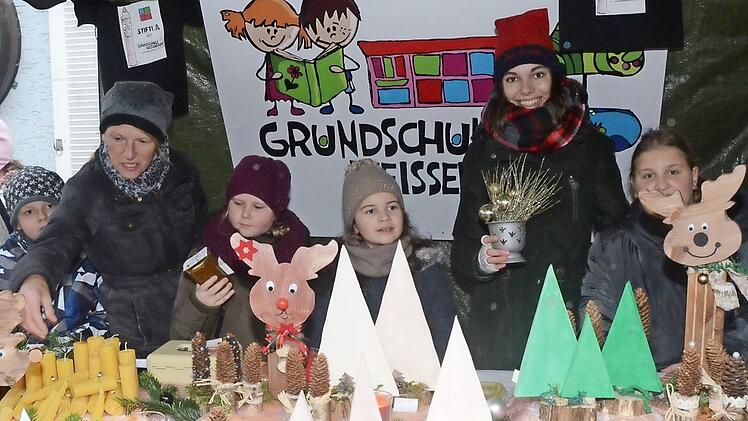 Die Grundschule bot beim Weihnachtsmarkt Honig aus eigener Bienenzucht und selbst gebastelte Geschenkartikel an. Foto: K.-H. Hofmann