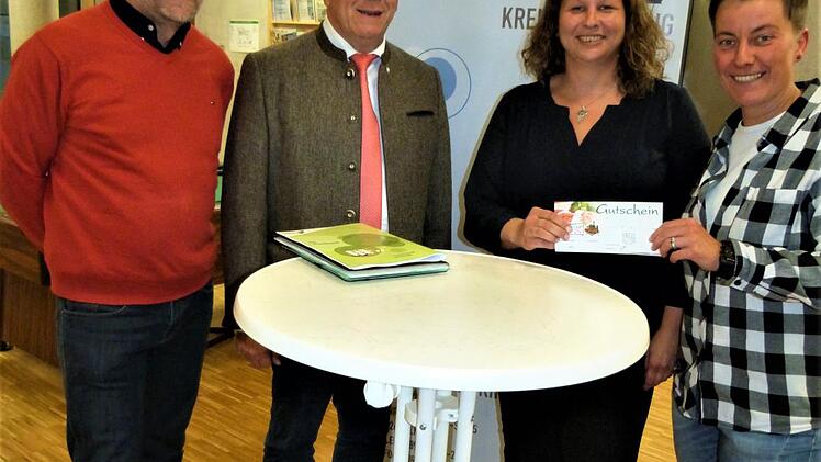 Einen besonderen Dank richtete der Kreisjugendring an das THW Kulmbach, das bei der großen Ausräumaktion im JUZ "Alte Spinnerei" tatkräftig mithalf. Vier Tonnen Hausmüll wurden entsorgt. Dafür gibt es jetzt eine Brotzeit Von links: Jürgen Ziegler, OB Henry Schramm, Vorsitzende Sabine Knobloch und Melanie Türk vom THW. Foto: Werner Reißaus