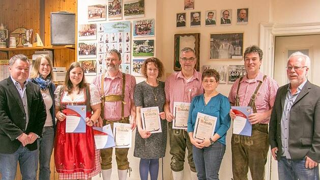 F&uuml;r langj&auml;hriges aktives Mitwirken im Musikverein und im Nordbayerischen Musikbund gab es vom Vorsitzenden Hubert Schneider (rechts), der 2. Vorsitzenden Celia Reuter (2. von links.) und Dominik Sitter, stellvertretender Kreisvorsitzender im NBMB (links), Ehrennadeln und Urkunden f&uuml;r (von links) Anna Wehner, Peter Keller, Claudia Schneider, Dietmar Wehner, Elvira Kuchenbrod und Bernhard Mayer.  Foto: Tina Gradert