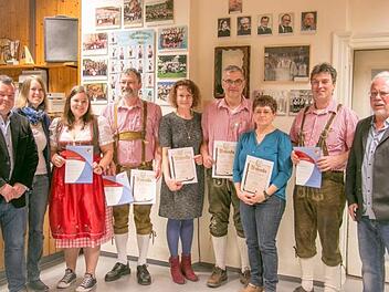 Für langjähriges aktives Mitwirken im Musikverein und im Nordbayerischen Musikbund gab es vom Vorsitzenden Hubert Schneider (rechts), der 2. Vorsitzenden Celia Reuter (2. von links.) und Dominik Sitter, stellvertretender Kreisvorsitzender im NBMB (links), Ehrennadeln und Urkunden für (von links) Anna Wehner, Peter Keller, Claudia Schneider, Dietmar Wehner, Elvira Kuchenbrod und Bernhard Mayer.  Foto: Tina Gradert