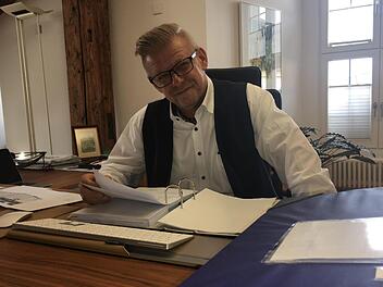 Zweiter Bürgermeister Frank Wilzok bereitet sich auf die Stadtratssitzung am Donnerstag vor.  Foto: Stephan Tiroch