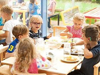 Kinder beim gemeinsamen Mittagessen in der Kita.