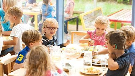 Kinder beim gemeinsamen Mittagessen in der Kita.