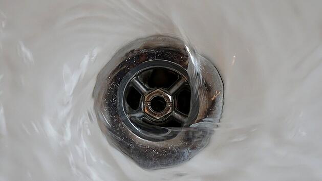 Abfluss verstopft? Mit diesem Trick sparst du den Klempner