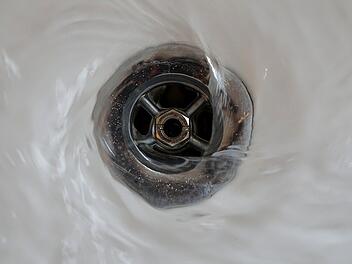 Abfluss verstopft? Mit diesem Trick sparst du den Klempner