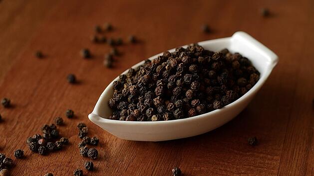 Schwarzer Pfeffer ist ein sehr beliebtes Gewürz.