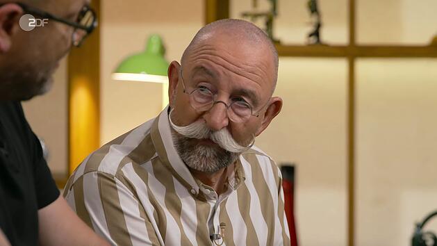 In der Mittwochsausgabe von "Bares f&uuml;r Rares" (ZDF) nahm Horst Lichter (rechts) seinen Experten augenzwinkernd auf die Schippe.