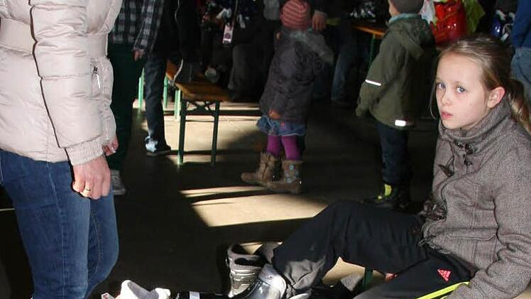 Frauen und Schuhe: Mama Steffi Klaus bietet Mona (9) Skischuhe in allen Farben und Formen an ...