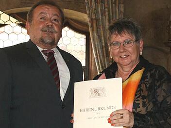 Bürgermeister Erich Hegwein gratulierte seinem "Feldwebel vom Dienst" zum 40-jährigen Dienstjubiläum im Rathaus Marktbreit. Foto: Thomas Meyer