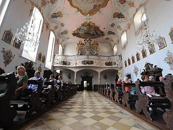 Die Zuhörer in der Klosterkirche Münnerstadt waren nicht nur Teilnehmer der OrgelFahrt. Auch andere Gäste lauschten den überraschend "romantischen" Klängen der Weise-Orgel. Fotos: Christian Dijkstal