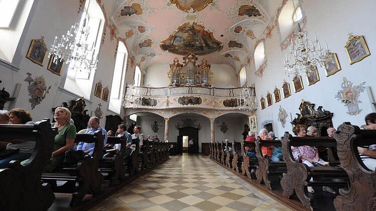 Die Zuhörer in der Klosterkirche Münnerstadt waren nicht nur Teilnehmer der OrgelFahrt. Auch andere Gäste lauschten den überraschend "romantischen" Klängen der Weise-Orgel. Fotos: Christian Dijkstal