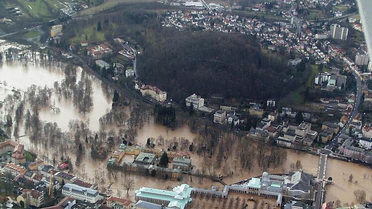 Im Jahr 2003 haben Stadt und Wasserwirtschaftsamt aus der Luft dokumentieren lassen, dass das Luitpoldbad (links oben) bei Hochwasser bis in den Innenhof überflutet wird.  Foto: Stadt Bad Kissingen