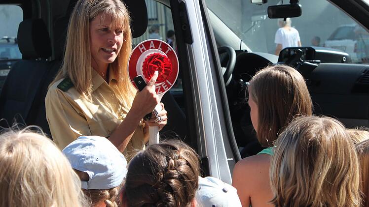 Michaela Rosenthal erforschte mit den Kindern die Unterschiede zwischen dem Polizeiwagen und einem normalen Auto. Fotos: Tina Meier