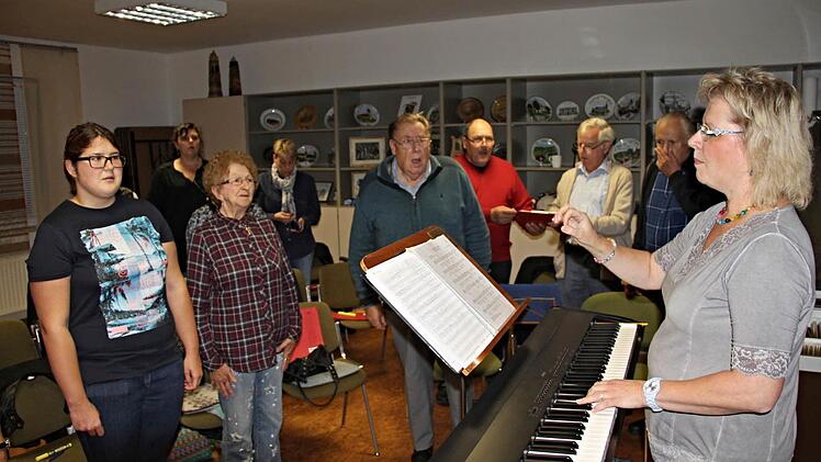 Chorleiterin Christine Kettler-Pohl (rechts) beim Einsingen mit der "Concordia Maroldsweisach." In vorderster Reihe Anni Wildenberger (2. von links), die Seniorin im Klangkörper. Foto: Helmut Will