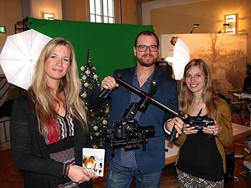 Kontakte zu knüpfen war den Existenzgründern wichtig: Hier tauscht sich Hochzeitsplanerin Nicole Fischer (von links) mit Hans Wild und Jessica Rudolph von Wild Media über neue Techniken aus. Fotos: Ralf Ruppert