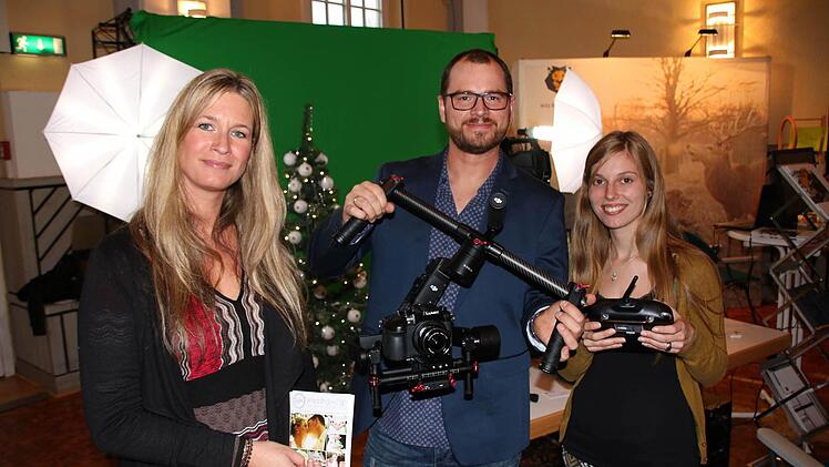Kontakte zu knüpfen war den Existenzgründern wichtig: Hier tauscht sich Hochzeitsplanerin Nicole Fischer (von links) mit Hans Wild und Jessica Rudolph von Wild Media über neue Techniken aus. Fotos: Ralf Ruppert