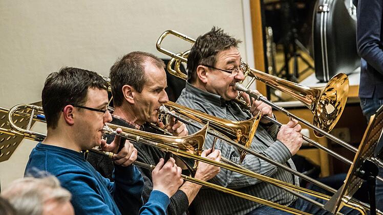 Impressionen von der Probenarbeit mit dem Orchester der "Gesellschaft der Musikfreunde Neustadt" unter Leitung von Hans Stähli. Fotos: Jochen Berger
