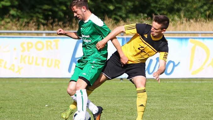 SV Friesen - VfL Frohnlach: Wieder im Trikot der "Gr&uuml;n-Wei&szlig;en" spielt Andreas Bayer (links), der hier von Kevin Hartmann angegriffen wird. Foto: Heinrich Wei&szlig;
