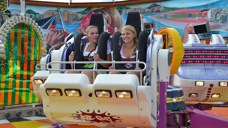 Wer eine Fahrt auf dem "Roll over" wagt, sollte vorher besser nichts essen. Man wird nicht nur kr&auml;ftig vor und zur&uuml;ck geschleudert, die Gondeln &uuml;berschlagen sich auch. Foto: Sandra Hackenberg