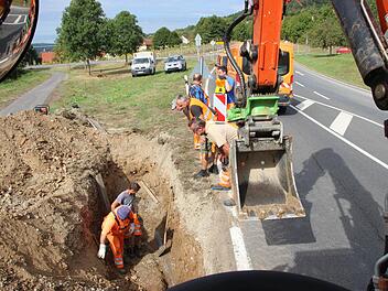 Die Mitarbeiter des städtischen Bauhofes suchen fieberhaft nach dem Leck in der Wasserleitung. Foto: Heike Beudert