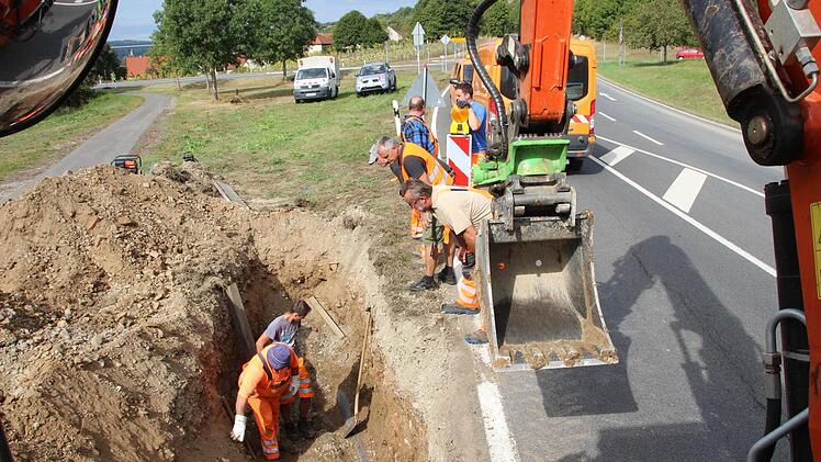 Die Mitarbeiter des städtischen Bauhofes suchen fieberhaft nach dem Leck in der Wasserleitung. Foto: Heike Beudert
