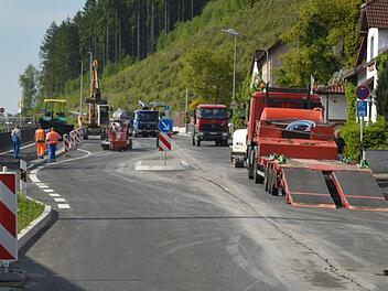 Bauarbeiter stellen in den nächsten zwei Wochen den nördlichen Kreisverkehrsast in Kronach fertig. Foto: Ronald Heck