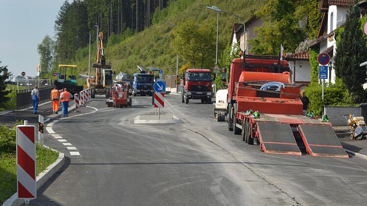 Bauarbeiter stellen in den nächsten zwei Wochen den nördlichen Kreisverkehrsast in Kronach fertig. Foto: Ronald Heck