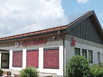 Die Tage der Filiale der Sparkasse Kulmbach-Kronach an der Bayreuther Straße sind gezählt. Sie wird veräußert und am ehemaligen Rewe-Gelände in Wirsberg wird eine neue Bankfiliale mit den fusionierten Geschäftsstellen von Neuenmarkt und Wirsberg entstehen.  Foto: Werner Reißaus