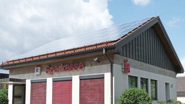 Die Tage der Filiale der Sparkasse Kulmbach-Kronach an der Bayreuther Straße sind gezählt. Sie wird veräußert und am ehemaligen Rewe-Gelände in Wirsberg wird eine neue Bankfiliale mit den fusionierten Geschäftsstellen von Neuenmarkt und Wirsberg entstehen.  Foto: Werner Reißaus