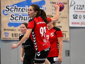 Routiniert und fokussiert: Jennifer Frank vom FC Bad Brückenau (am Ball) im Spiel gegen die HSG Mainfranken.Sebastian Schmitt