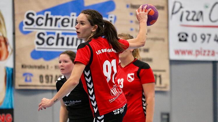 Routiniert und fokussiert: Jennifer Frank vom FC Bad Brückenau (am Ball) im Spiel gegen die HSG Mainfranken.Sebastian Schmitt