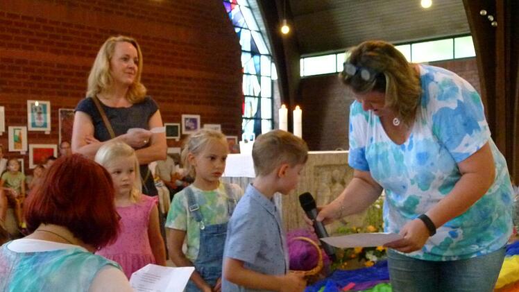David, Elisa und Lisa trugen mutig die Fürbitten vor. Erzieherin Karin Gunreben (rechts) musste nicht helfen. Foto:  Marion Krüger-Hundrup