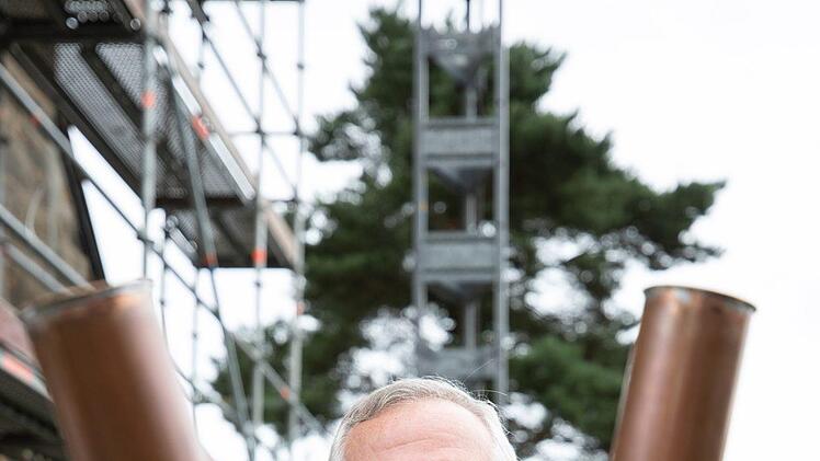 Volker Wündisch vom Kirchenvorstand mit den beiden Kupfer-Hülsen, die er in die Kugel einließ. In den Hülsen stecken Informationen über die Marienkirche. Foto: Marian Hamacher