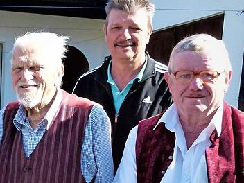 Für Jubilar Willi Scheibel (links) und seinen Sohn Hermann (rechts) ist die Betreuung und Hilfe durch Michael Detterbeck ein Glücksfall. Foto: Werner Reißaus