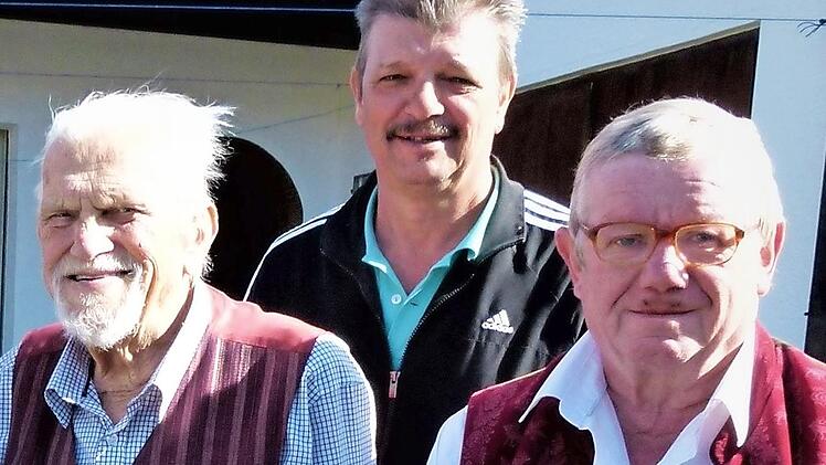 Für Jubilar Willi Scheibel (links) und seinen Sohn Hermann (rechts) ist die Betreuung und Hilfe durch Michael Detterbeck ein Glücksfall. Foto: Werner Reißaus