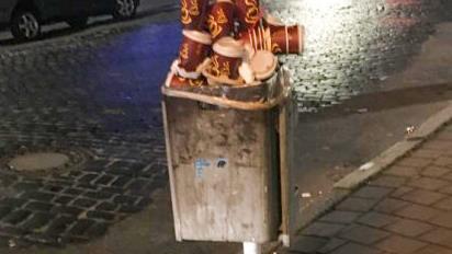 Wenn man den vollen Mülleimer am Rondo vom Samstag sieht (oben), wird viel "To Go"-Kaffee vor Ort getrunken. Links: Ein Hinweis im Café an Kunden.  Foto: pr/sem