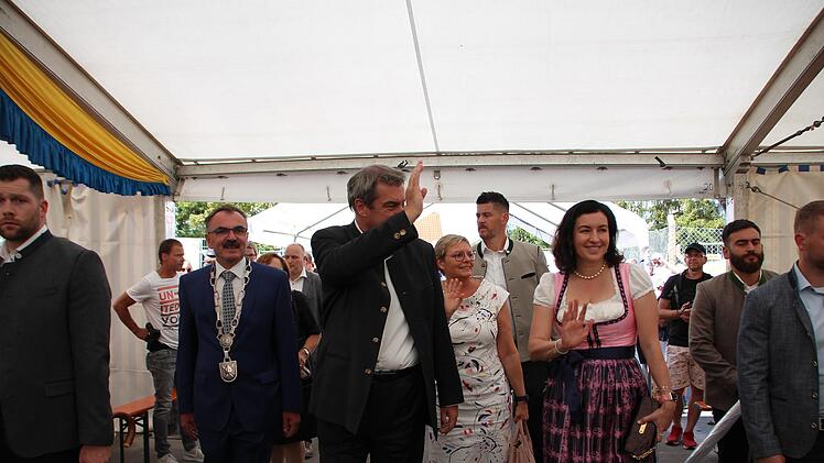 Einzug ins Festzelt. Foto: Johannes Schlereth