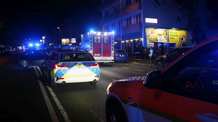 Mann durch Messerstiche vor Diskothek verletzt