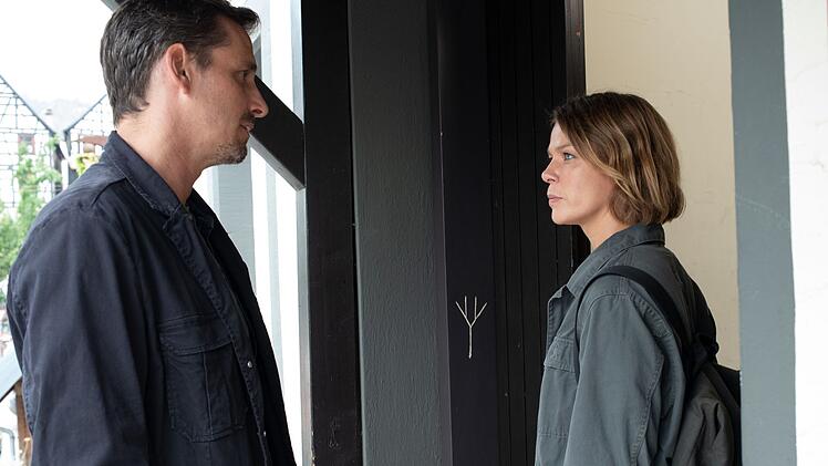 Was hat es wohl mit diesem merkwürdigen Zeichen auf sich? Bei dieser Frage werden die Ermittler Diener (Max von Thun) und Maris (Jessica Schwarz) vom Freudenstädter Stadtarchivar unterstützt.