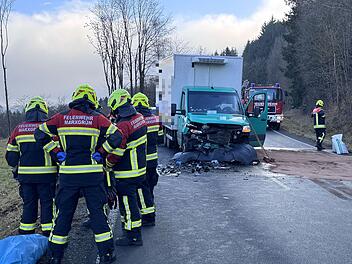 Schwerer Frontalcrash: Auto und Gemüse-Lastwagen kollidieren - Rettungshubschrauber im Einsatz