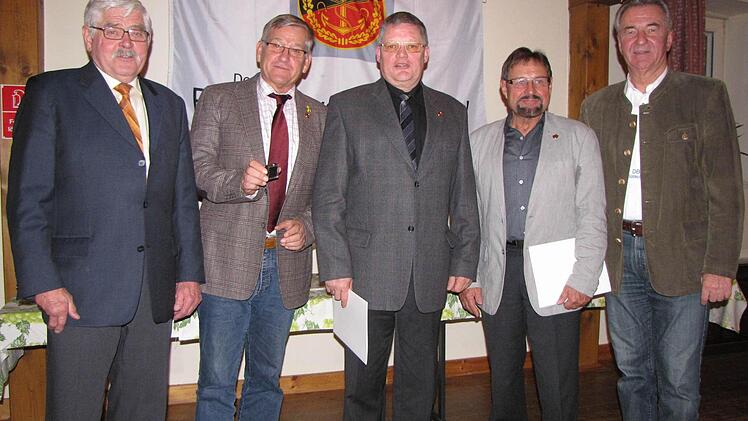 Für 40 Jahre Verbandstreue wurden ausgezeichnet (v.l.) Hauptmann a. D. Ullrich Seelmann, Oberstleutnant a. D. Andreas Wacker und Oberstleutnant a. D. Jürgen Bereiter. Landesvorsitzender Willi Arens  (r.) und ERH Vorsitzender Hammelburg Klaus Voshage (l.) gratulierten   Fotos:  Deschner