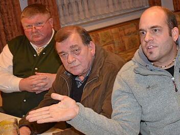 Martin Jungkunz (r.) und sein Vater Josef Jungkunz (M.) engagieren sich gegen den Schwerlastverkehr im Wohngebiet "Am Anger" und fordern eine baldige Ortsumgehung der Bundesstraße 85. Foto: K.-H. Hofmann