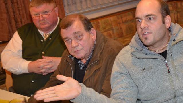 Martin Jungkunz (r.) und sein Vater Josef Jungkunz (M.) engagieren sich gegen den Schwerlastverkehr im Wohngebiet "Am Anger" und fordern eine baldige Ortsumgehung der Bundesstraße 85. Foto: K.-H. Hofmann