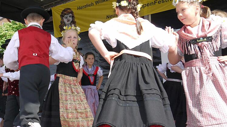 Die Kindertrachtengruppe Wildenheid-Haarbrücken umrahmte die Eröffnung mit einem Tanz. Foto: Berthold Köhler