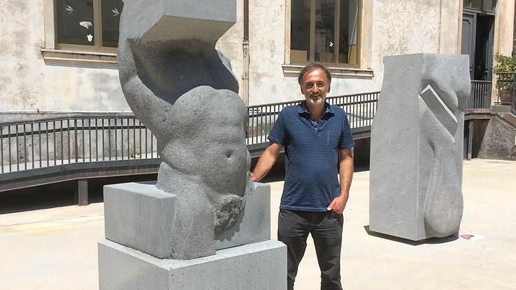 Manfred Reinhart hat in der sizilianischen Stadt Belpasso die Skulptur "Terra madre" aus Basalt bei einem internationalen Bildhauersymposium gefertigt. Belpasso, gelegen am Hang des Ätna, will mit Hilfe weiterer Symposien die "Stadt der 100 Skulpturen" werden.  Foto: Privat