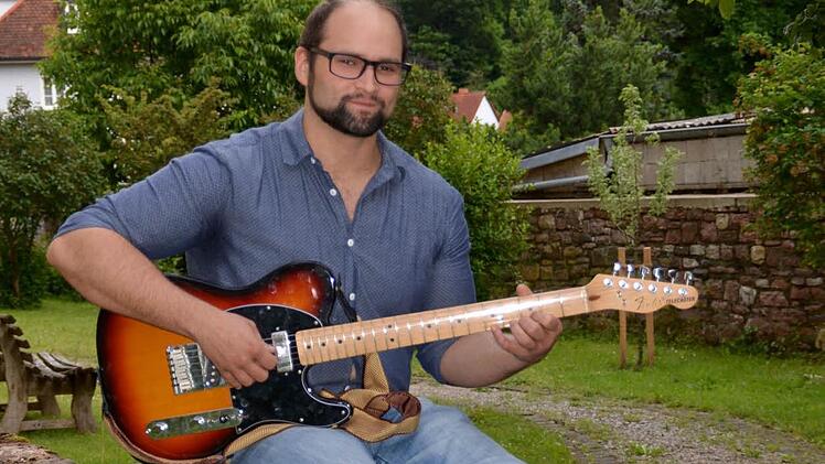 Sebstian Voll ist Hobbymusiker, hat sich das Gitarre spielen selbst beigebracht. Mittlerweile komponiert der Gefäller auch Lieder und singt sie im Rhöner Dialekt. An diesem Sonntag gibt er sein Debüt auf einem Festival in Mittelfranken. Foto: Kathrin Kupka-Hahn