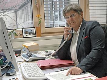 Adelinde Friedrich, langjährige Leiterin des Jugendamtes und zuletzt Leiterin der Abteilung Bau und Umwelt, geht nach 48 Jahren Tätigkeit im öffentlichen Dienst in den Ruhestand. Foto: Moni Göhr/Landratsamt Haßberge