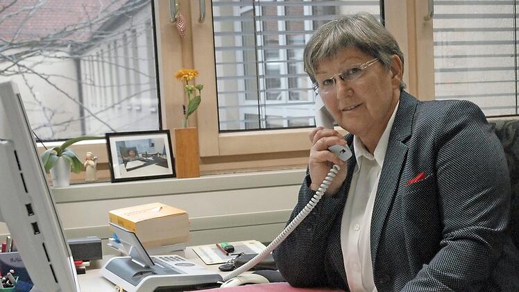 Adelinde Friedrich, langjährige Leiterin des Jugendamtes und zuletzt Leiterin der Abteilung Bau und Umwelt, geht nach 48 Jahren Tätigkeit im öffentlichen Dienst in den Ruhestand. Foto: Moni Göhr/Landratsamt Haßberge